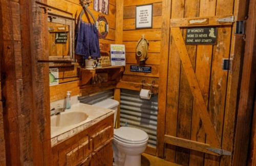 Bluff Dale Cabin | Fabulous family friendly-3-bedroom cabin within minutes of Stephenville and TSU