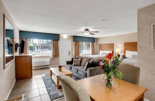 Palm Desert Hotel | Fabulous hotel room with in Palm Desert, featuring 2 queen beds and a kitchen