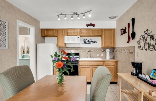 Palm Desert Hotel | Fabulous hotel room with in Palm Desert, featuring 2 queen beds and a kitchen