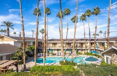 Palm Desert Hotel | Fabulous hotel room with in Palm Desert, featuring 2 queen beds and a kitchen