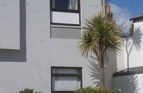 Sidmouth Apartment | Fabulous Sidmouth apartment with sea peeps
