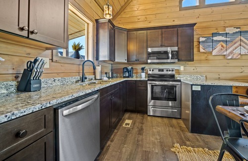 Sevierville Cabin | Fall Colors Retreat Pool, Tub, Games & Pets OK