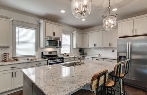 McFerrin Park House | Fall Discounts! Big Yard for Pets! Restaurants!BROADWAY/Downtown 1 ML TOPGOLF!