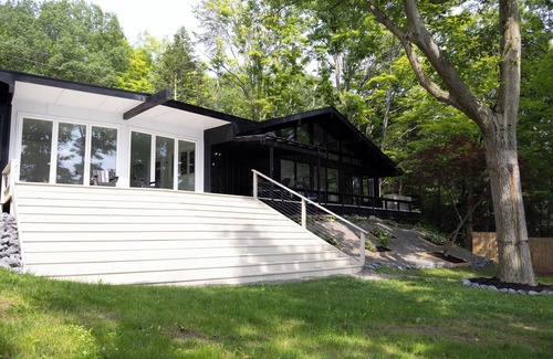 Lansing House | Fall Foliage View Contemporary Cayuga Lakehouse 3BR/3BA/Sleeps 9