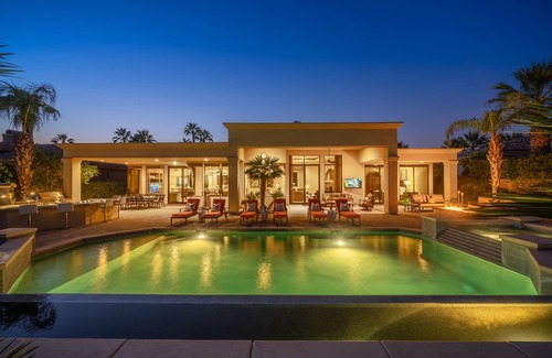 La Quinta House | FALL GETAWAYS 25% OFF Poolside Perfection 50ft Pool Dreamy Vibes