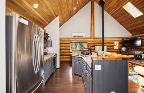 Hoodsport Cabin | Fall Mountain Retreat! 10 acres, Dog Friendly, Hot Tub, Sauna, Lake Access