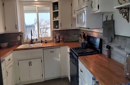 Exeter House | Fall Relaxation, National Parks, Home in the Orchards in Quaint Exeter