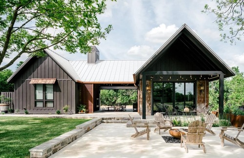 Burton Apartment | Fall Retreat | Sunsets, Firelight & Near RT