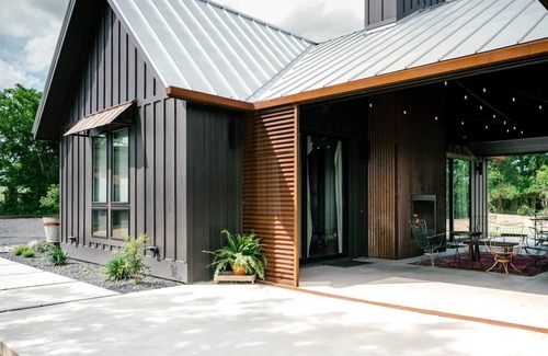 Burton Apartment | Fall Retreat | Sunsets, Firelight & Near RT
