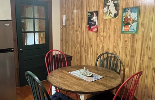Almond Cabin | Fall Sale! Rustic Cabin Near Tail of Dragon, Hot Tub! Pets Ok! Community lake