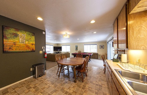 Skyland House | Fall Special! Reduced rate Oct 1 - Dec 11. 3BR/2BA Skyland Home - 30 day minimum