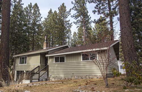 Skyland House | Fall Special! Reduced rate Oct 1 - Dec 11. 3BR/2BA Skyland Home - 30 day minimum