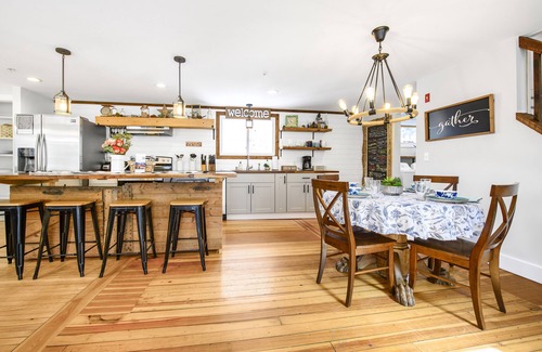 Colrain House | FaLL Western Mass Getaway-Airhockey-Firepit