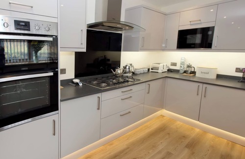 Suladale Cottage | FALLS COTTAGE, pet friendly, with hot tub in Uig