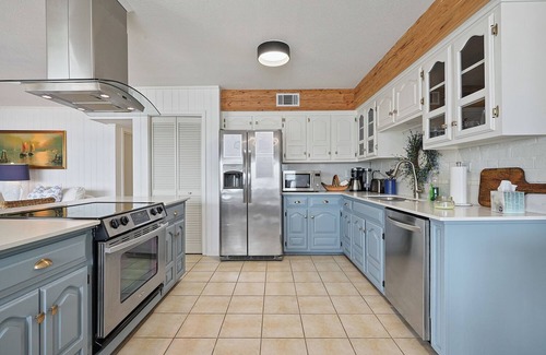 New Roads House | False Flamingo - ON Lake! Spacious Accommodations. Enjoy & Relax - Boat Rental?