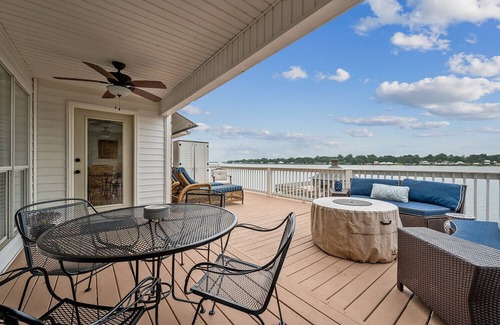 New Roads House | False Flamingo - ON Lake! Spacious Accommodations. Enjoy & Relax - Boat Rental?