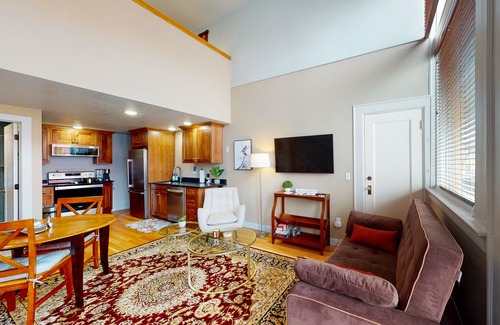 Joseph House | Family- and dog-friendly loft with fast WiFi & full kitchen - walkable location
