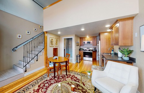 Joseph House | Family- and dog-friendly loft with fast WiFi & full kitchen - walkable location
