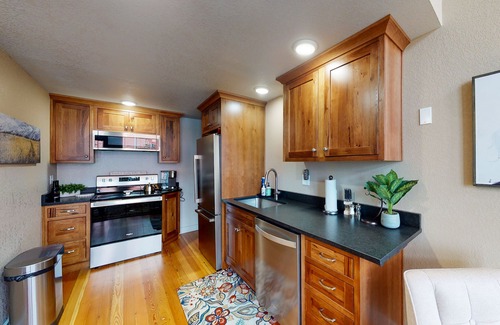 Joseph House | Family- and dog-friendly loft with fast WiFi & full kitchen - walkable location
