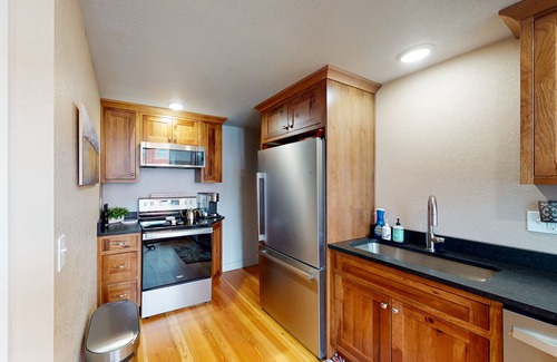 Joseph House | Family- and dog-friendly loft with fast WiFi & full kitchen - walkable location