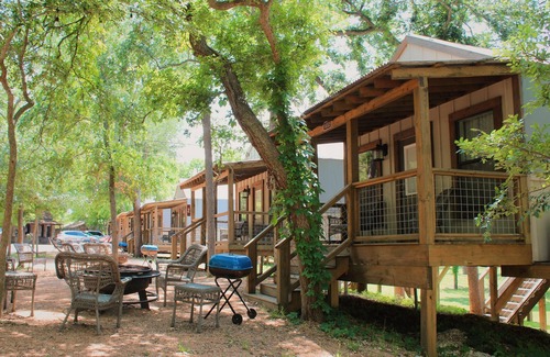 Seguin Cabin | Family Cabin on creek with 2 queen beds, 2 twin beds, full kitchen & more! SG21