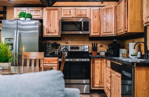 Campton Cabin | Family Cabin | Sleeps 8 | Hot Tub | Pet Friendly