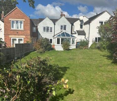 Middle Mayfield House | Family cottage - Alton towers