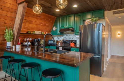 Guntersville Cabin | Family Fave A-Frame Cabin! Walk to Lake! Nov Stay!