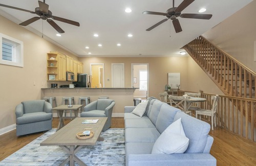 Crescent Beach House | Family Friendly Beach Home, 4 Bed 4 Bath, Sleeps 12! Walk to Beach! Pool! ๐บ๐ธ๐บ๐ธ๐บ๐ธ