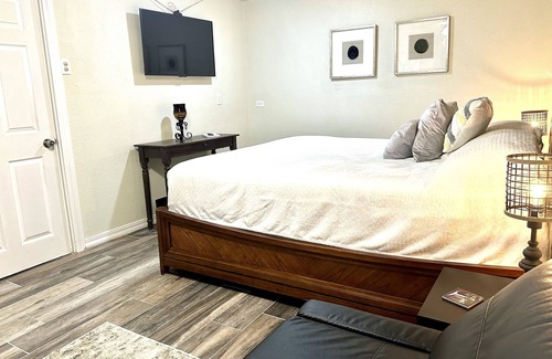 Raisin Cottage | Family friendly, 1940’s remodeled cottage. Meets All accommodations needed.