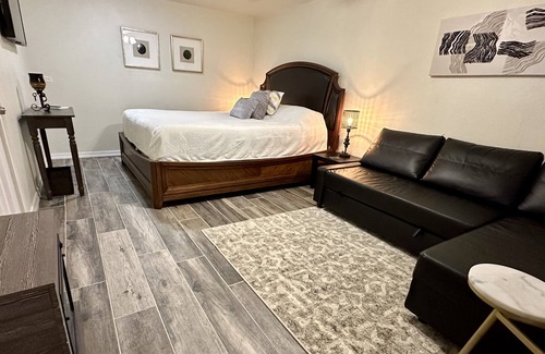 Raisin Cottage | Family friendly, 1940’s remodeled cottage. Meets All accommodations needed.