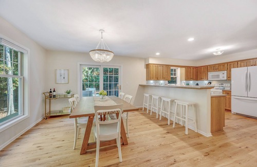 Rowleys Bay House | Family Friendly + 2 King Beds, Game Room, Secluded - Close to Town and Beach