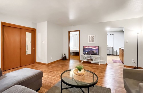 Des Moines Apartment | Family Friendly 3 BR 2 Bath Duplex Sleeps 9!