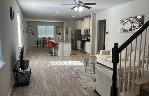 College Park House | Family-Friendly 4-Bedroom Home Near The Woodlands