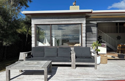 Patons Rock House | FAMILY FRIENDLY BEACH FRONT BEACH HOUSE WITH KAYAKS, FISHING RODS, TOYS & BOOKS