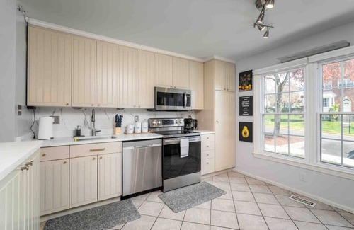 Calverton House | Family-Friendly Townhouse w/3 Suites & Parking