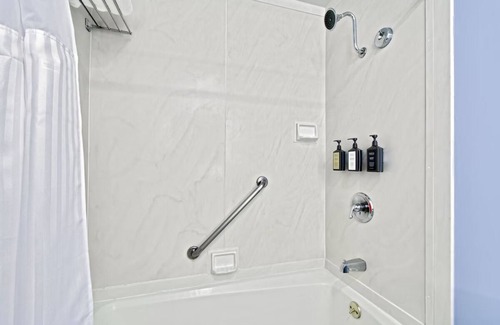 Downtown San Francisco Hotel | Family-Friendly Unit with Pool Access & Free Breakfast Near SoMa, San Francisco