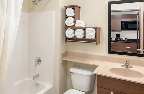 Council Bluffs Hotel | Family-Friendly Space with Kitchen Perfect for Trips to Omaha's Henry Doorly Zoo