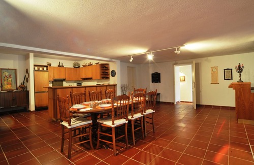 Anavyssos Villa | Family friendly villa with private pool & basketball -5min walk to the beach