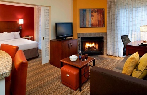 Warren Resort | Family Fun at Detroit Zoo! Free Breakfast, Full Kitchen, Pet-friendly Property!