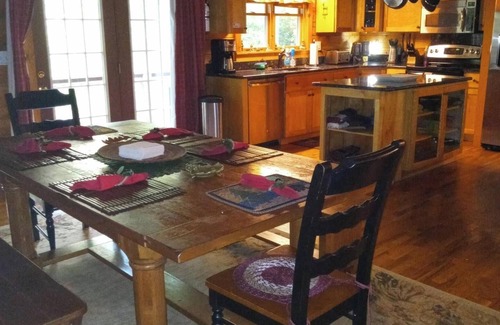Seven Devils Cabin | Family Fun Cabin-Hike Otter Falls/Firepit/New Hot Tub/TheatreRoom/Ideal Location