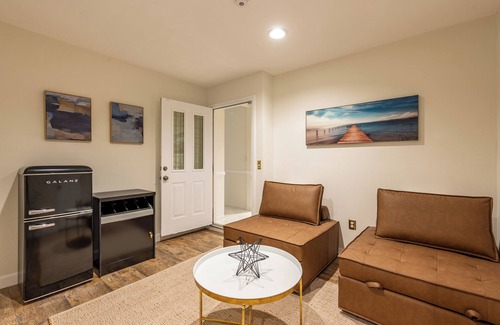 Palm Desert House | Family & Group Retreat for 16+/Pool-Spa-BBQ-Fire Pit-Pickleball-Game RM & More.