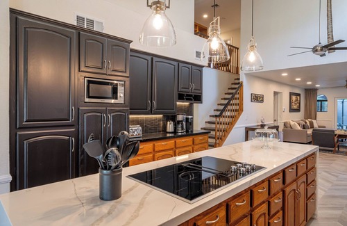 Palm Desert House | Family & Group Retreat for 16+/Pool-Spa-BBQ-Fire Pit-Pickleball-Game RM & More.