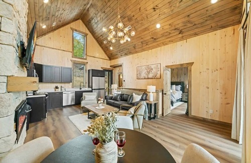 Sevierville Cabin | Family Lake Getaway/Hot tub/Lake Access