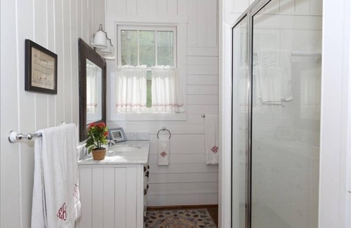 Canton Cabin | Family Mountain Lodge on 70 acres near Waynesville and Asheville