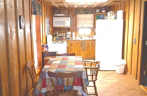 Yorktown Cabin | Family/pet-friendly, secluded lodge w/fishing!