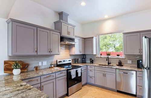 Del Valle House | Family-Ready 4BR with Yard & Kids, Playground