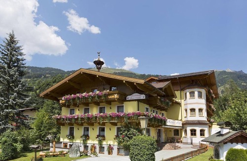 Dorfgastein House | Family room with shower, WC - Untermüllnergut, country hotel