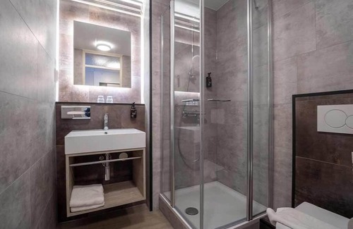 Arcen Hotel | Family Stay Near Castle Gardens Brewery and Arcen Parks Free Parking