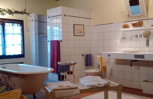 Aydoilles Bed & Breakfast | Family suite at Priory with park access and spacious rooms